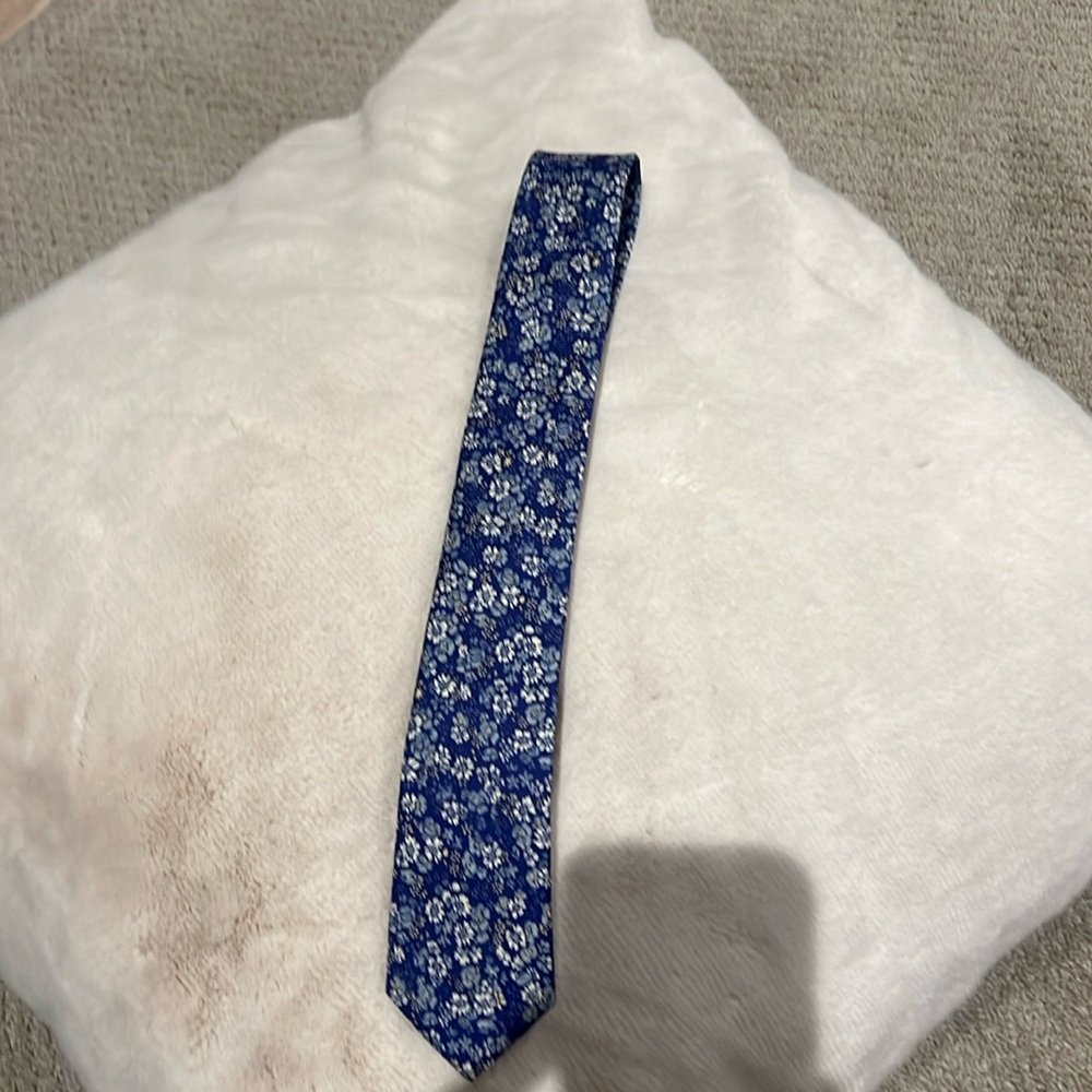 Like new blue floral neck tie by”Pocket Square Clothing” worn once Cotton blend